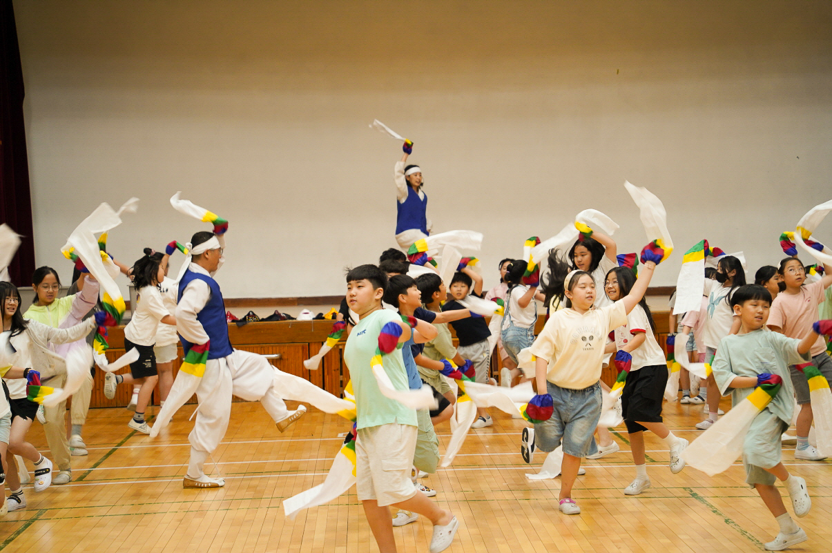 초등학교 K-POP 탈춤체험 수업, K-POP 리듬에 맞춘 탈춤 체험 활동 장면