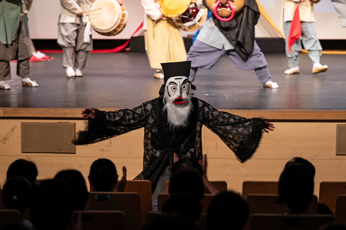 마당놀이 지신지신 성주신 탈을쓴 출연자가 객석에서 관객들과 장난치는 모습