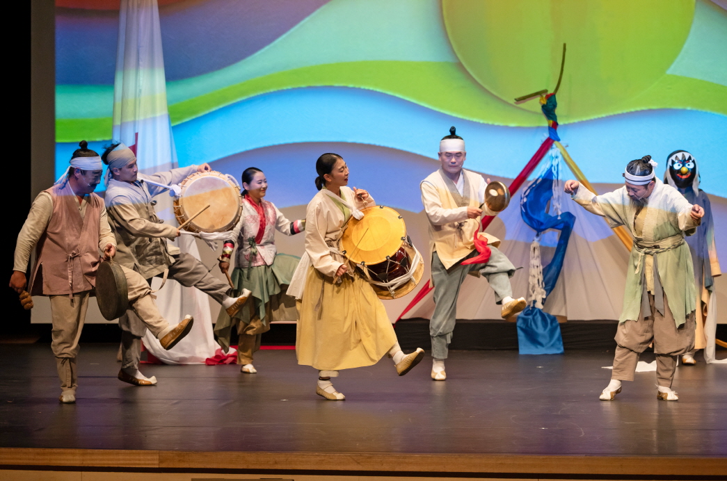 마당놀이 지신지신 출연자들이 풍물을 연주하고 춤을추며 두레품앗이를 표현하는 장면