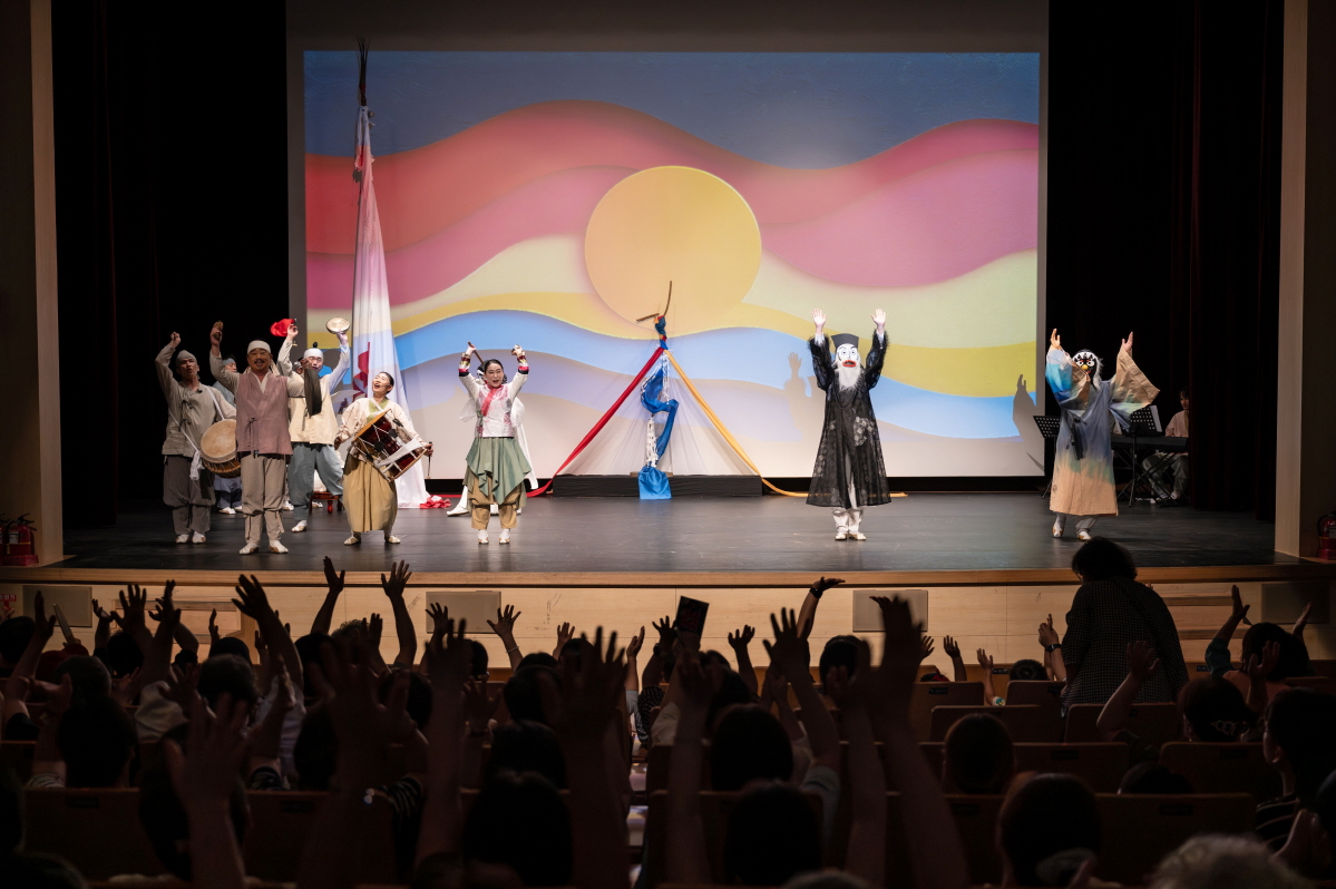 마당놀이 지신지신 출연자들이 두팔을 올리자 관객들이 함께 두팔을 번쩍 올리며 호응하는 공연 장면