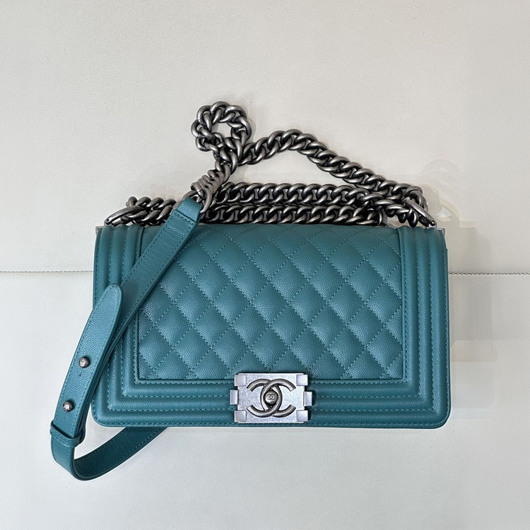 샤넬 보이백 미디움 캐비어 보이백 은장