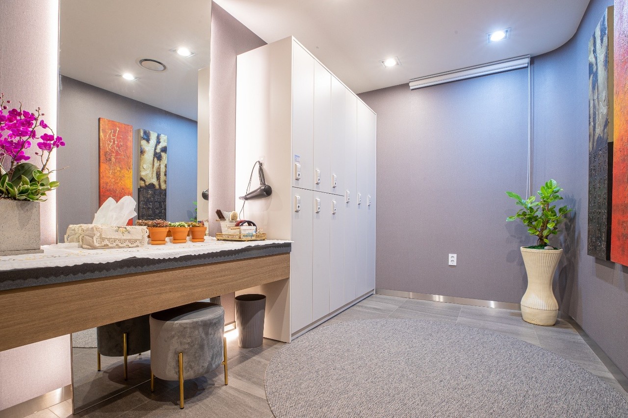 <p style="text-align:left; font-size:16px; margin-top:26px;">WHITE PLATES<br><span style="color:#666;">₩ 50,000</span></p>