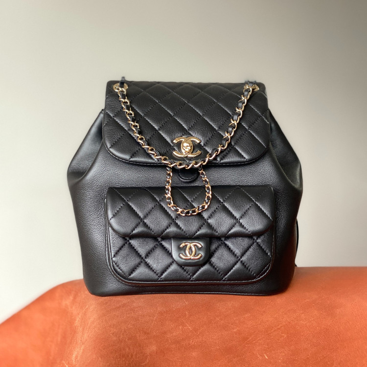 샤넬 원 포켓 듀마 백팩 미디움 카프스킨 블랙