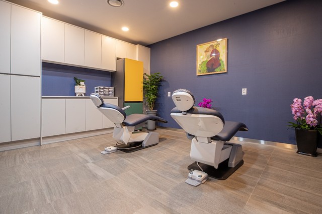 <p style="text-align:left; font-size:16px; margin-top:26px;">POCELAIN<br><span style="color:#666;">₩ 60,000</span></p>