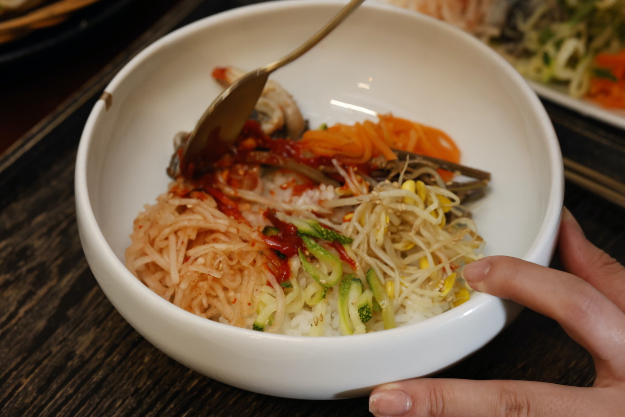 Famous bibimbap in Seoul served for lunch 11:00–15:00