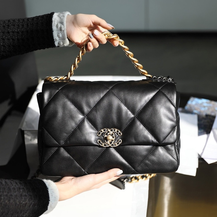 샤넬 19백 라지 램스킨 블랙 골드