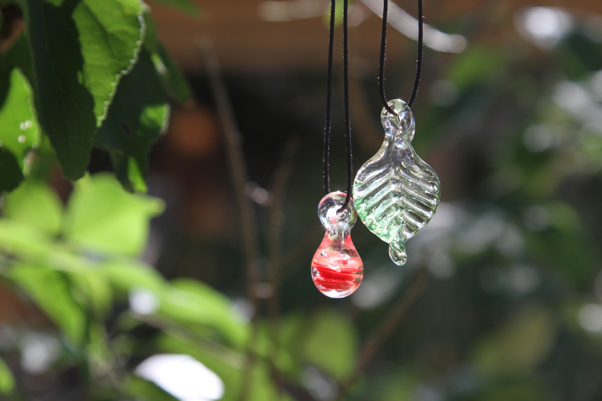 Lamp working<alt= Participants may make either a waterdrop or leaf-shaped glass pendant by working a glass stick heated to 1,200 degrees Celsius.  About 5-10 minutes required  Pendant can be worn after 10 minutes  ₩ 20,000  ※ 8 years and older  ※ Group experience: eight people per hour, taking turns.  ※ 1:1 activity with the handicraft studio artist.>