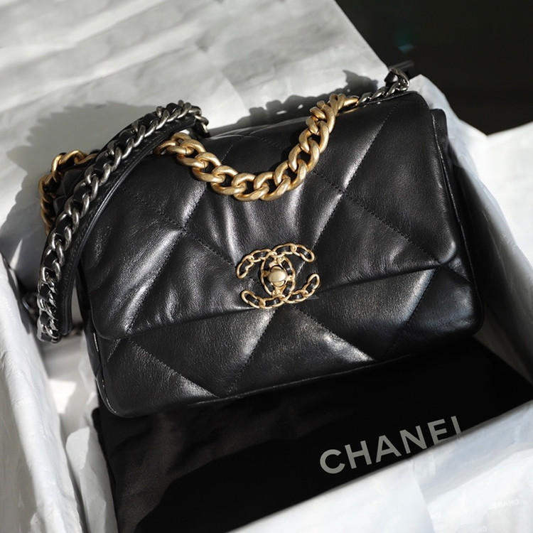 샤넬 19백 미디움 램스킨 블랙 골드