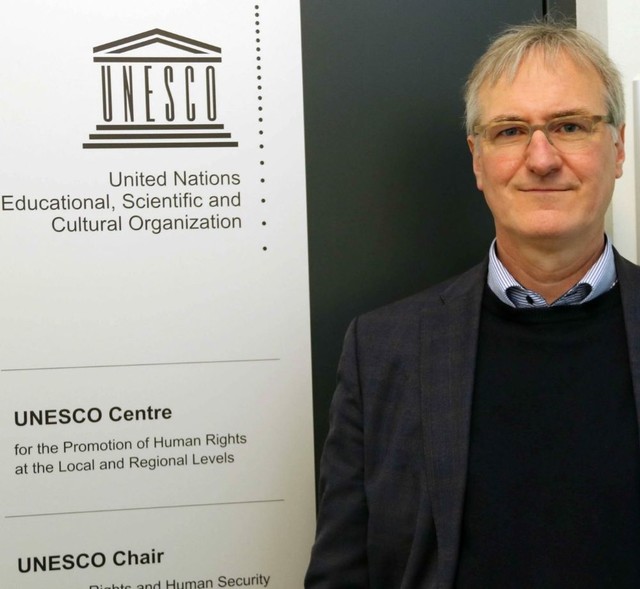 <p style="text-align: left; line-height: 1.5;"><span style="letter-spacing: 0px; font-size: 20px; color: rgb(255, 255, 255);"><strong>클라우스 슈탈</strong></span>  	<br><span style="color: rgb(255, 255, 255); font-size: 14px;">유네스코 지역인권증진국제센터 소장</span></p>