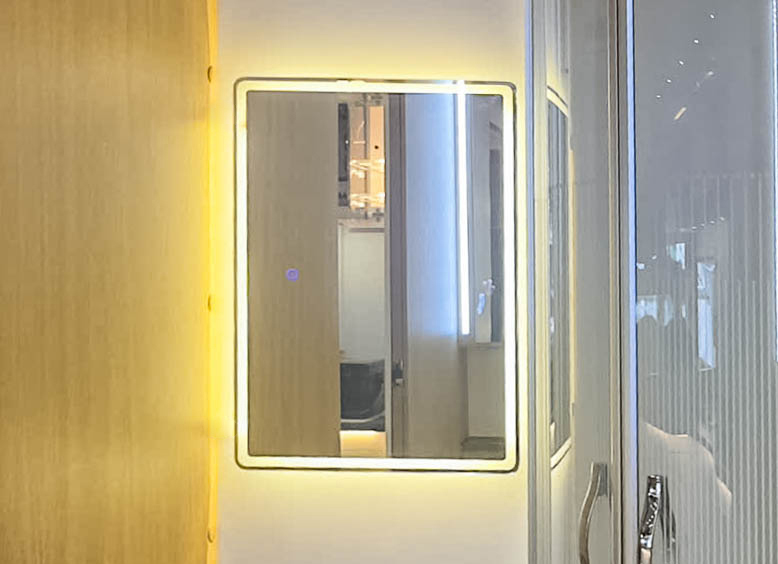 적절한 공간에 설치된 LED거울은 편리성을 넘어 인테리어에 고급스러움을 한층 더해줍니다.