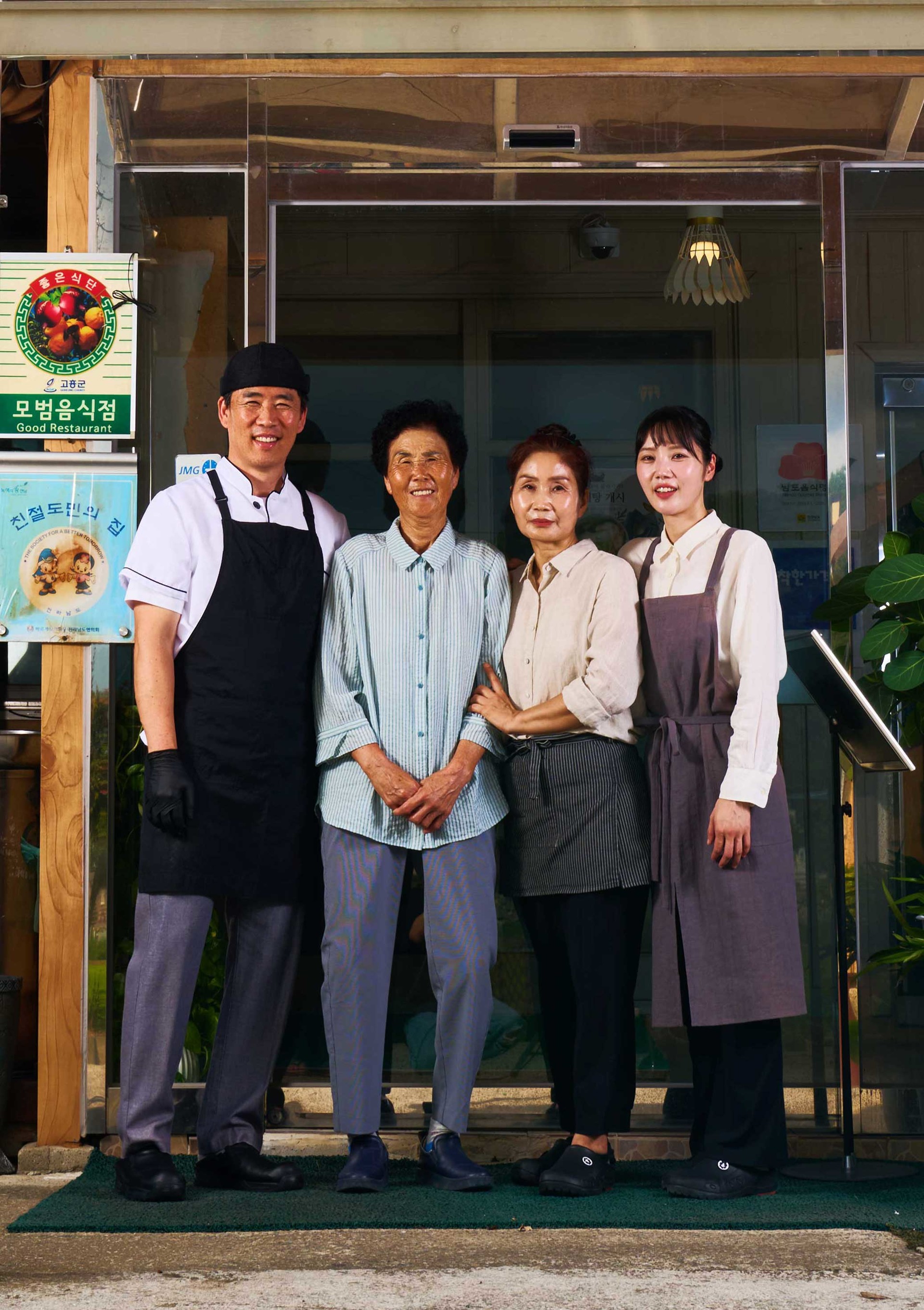 <!DOCTYPE html> <html lang="ko"> <head>   <meta charset="UTF-8">   <title>텍스트 스타일 예시</title>   <style>     h1 {       font-size: 18px;       /* 글자 크기 */       color: #FFFFFF;        /* 글자 색 (진한 회색) */     }     p {       font-size: 14px;       /* 글자 크기 */       color: #FFFFFF;        /* 글자 색 (연한 회색) */     }   </style> </head> <body>   <h1>유태희 창업가</h1>   <p>35년 지역의 맛을 HMR로 담아낸 '삼미식당'</p> </body> </html>