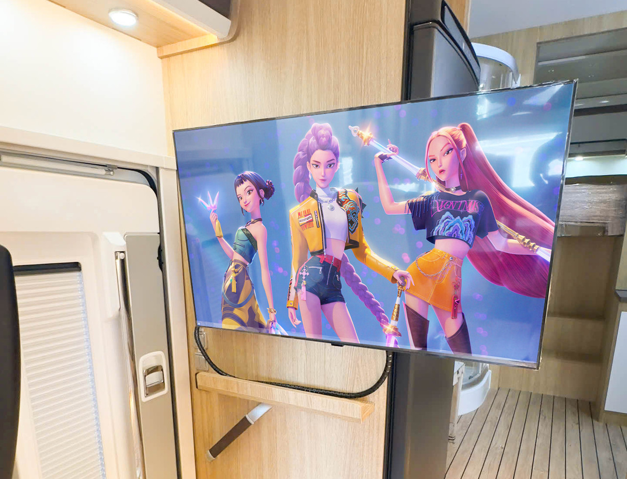 출입구에는 회전이 되고 확장이 되는 FAWO사의 모니터암에 45인치 LG 스마트 티브이가 설치가 됩니다.  각도조절이 가능하여 최적의 조건으로 티브이 시청이 가능합니다.