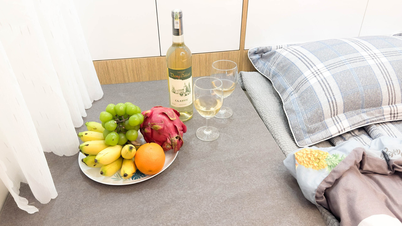 침실공간에 테이블이 설치되어 침대에서도 편안하게 각종 식음료를 즐기기에 충분합니다. 