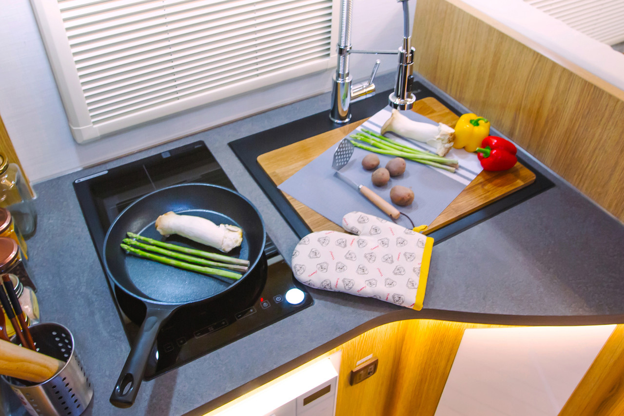 현대적인 구조의 주방에는 2구 인덕션과 대형 사각싱크볼이 설치되어 각종 식재료의 세척 및 조리에 매우 편리합니다.