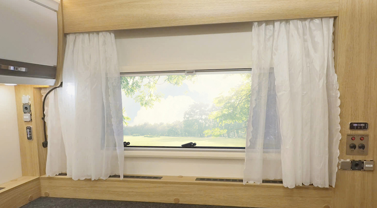 침실좌우에는 플러쉬타입의 아크릴이중창이 설치가 되고 화이크계열의 커튼이 설치가 됩니다,   좌측에는 공기히터와 대류난방을 위한 긴 핀튜브가 설치가 되어 최적의 난방을 보장합니다.