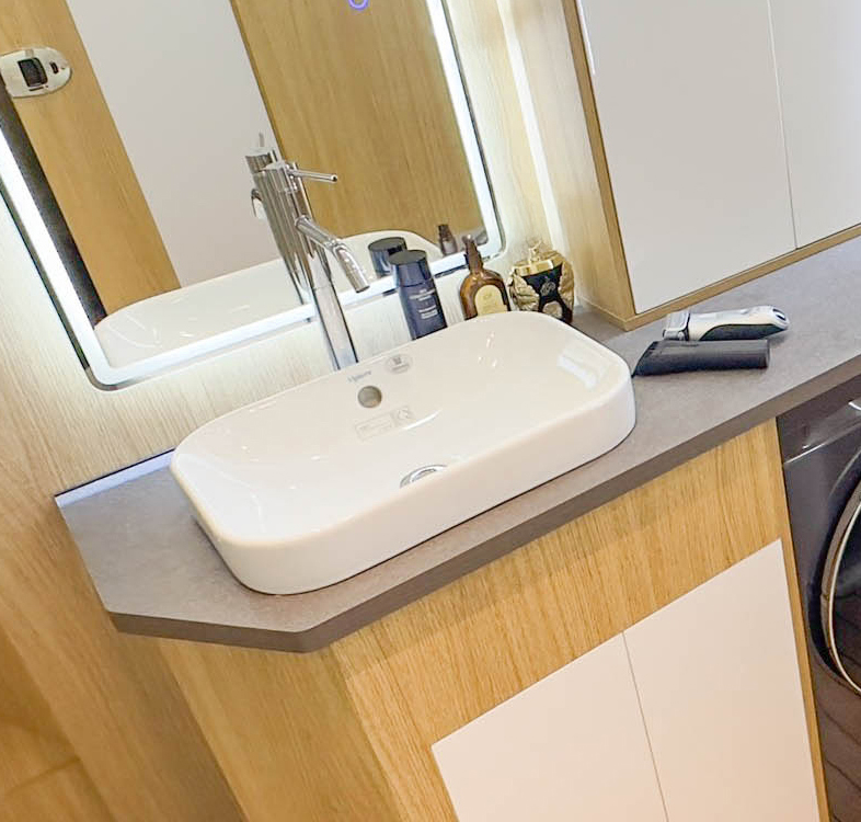 화장대에는 세라믹소재의 고급세면대가 설치되어 여러분의 여유롭고프라이빗한 시간을 보장합니다.