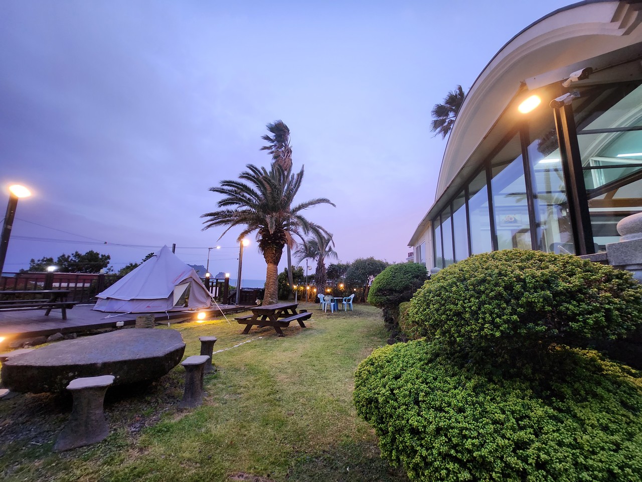 <p style="margin-left:10px;">제주도</p><h5 style="margin-left:10px">장미여관</h5>