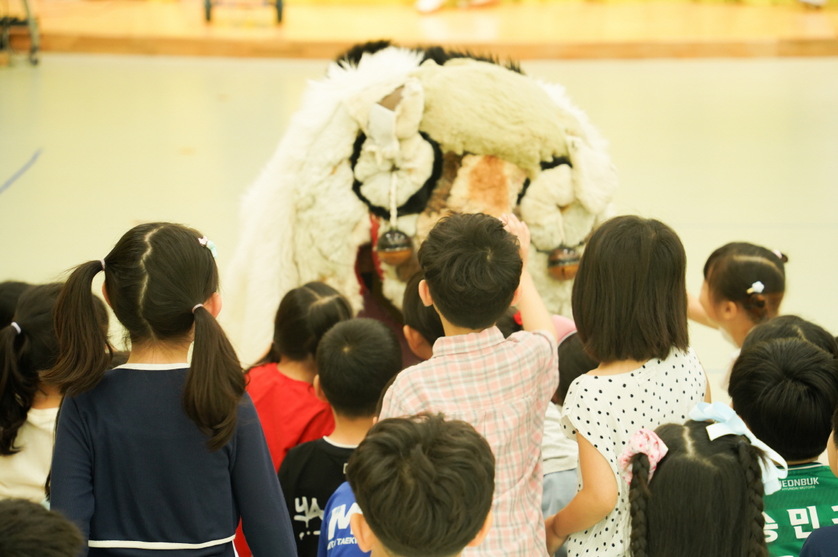 전주아름유치원에서 열린 유치원 공연 ‘풍물마당놀이 해피’ 중 아이들이 해피를 위로하듯 쓰다듬는 모습
