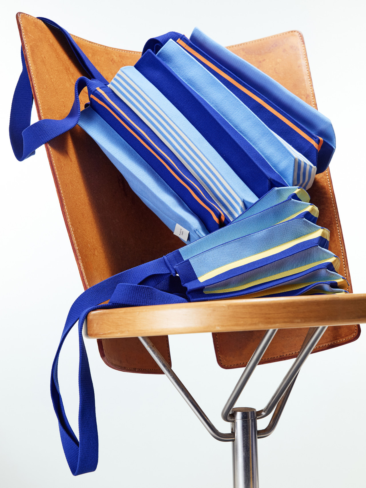 <p style="text-align: center; font-size:40px; font-weight:800; line-height:1.2em; color:#111f88;">New Mini 2Way Bag<br>· Oxford Blue ·<br><span style="font-size:20px; font-weight:400;">뉴미니투웨이백 옥스포드블루</span></p><p style="text-align:center; border-radius:100px; padding:20px; background:#fff; color:#111f88; width:160px; margin:0 auto;">바로가기</p>