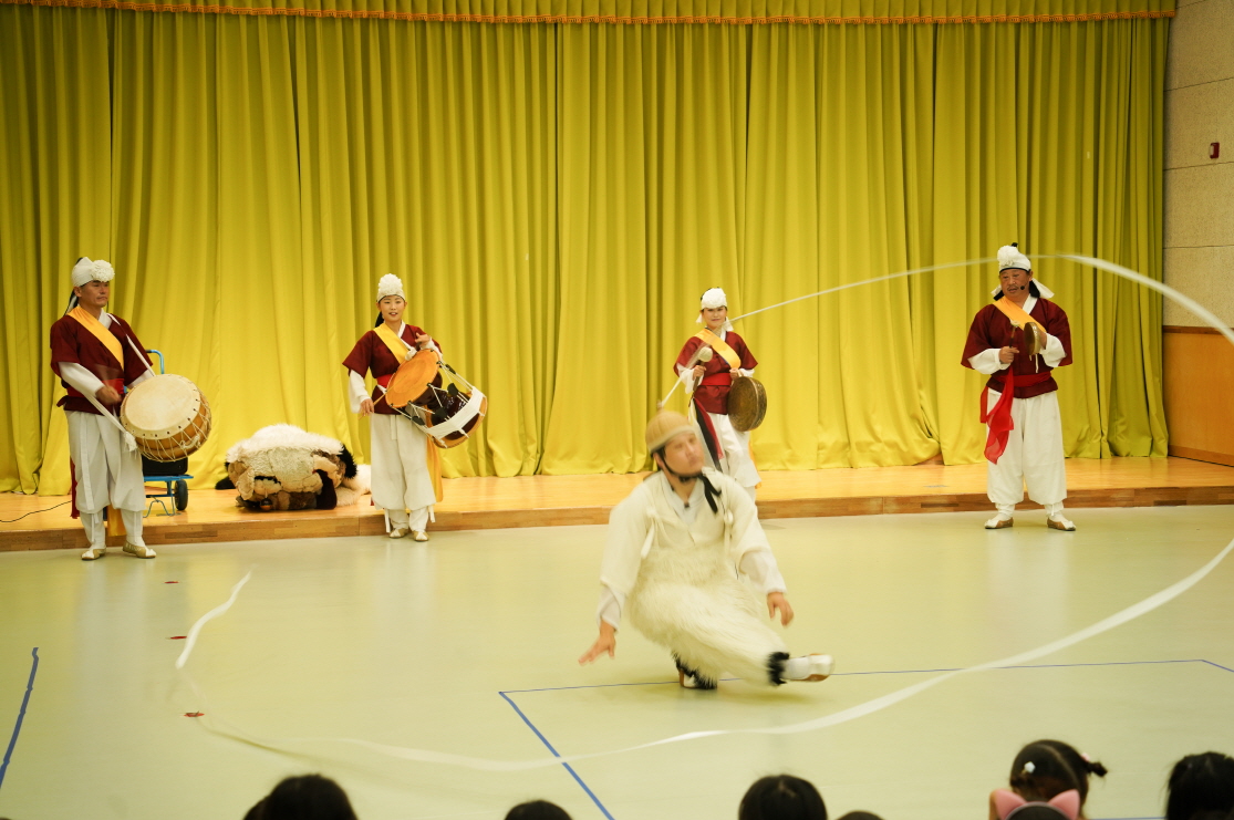 전주아름유치원에서 열린 유치원 공연 ‘풍물마당놀이 해피’ 중 출연자가 열두발 놀이를 펼치는 모습