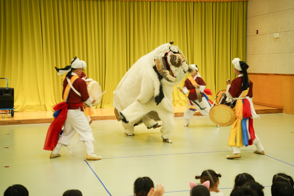 전주아름유치원에서 열린 유치원 공연 ‘풍물마당놀이 해피’ 중 해피가 신명나게 사자탈춤을 추는 모습