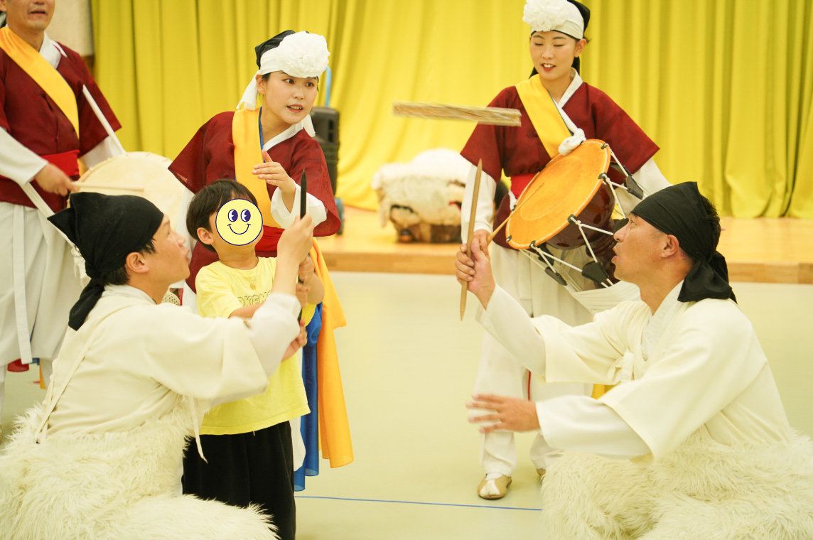 전주아름유치원에서 열린 유치원 공연 ‘풍물마당놀이 해피’ 중 관객 아이가 무대에나와 버나놀이 접시돌리기 참여를 하는 모습