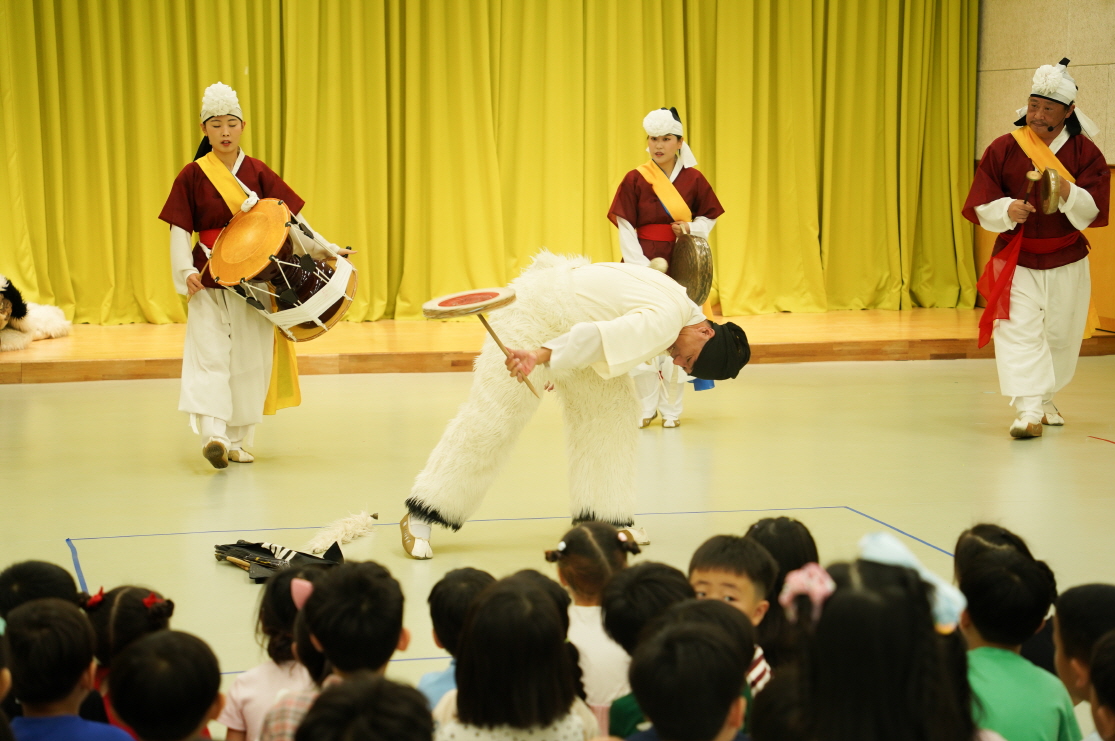 전주아름유치원에서 열린 유치원 공연 ‘풍물마당놀이 해피’ 중 출연자가 버나놀이 접시돌리기 묘기를 보여주는 모습