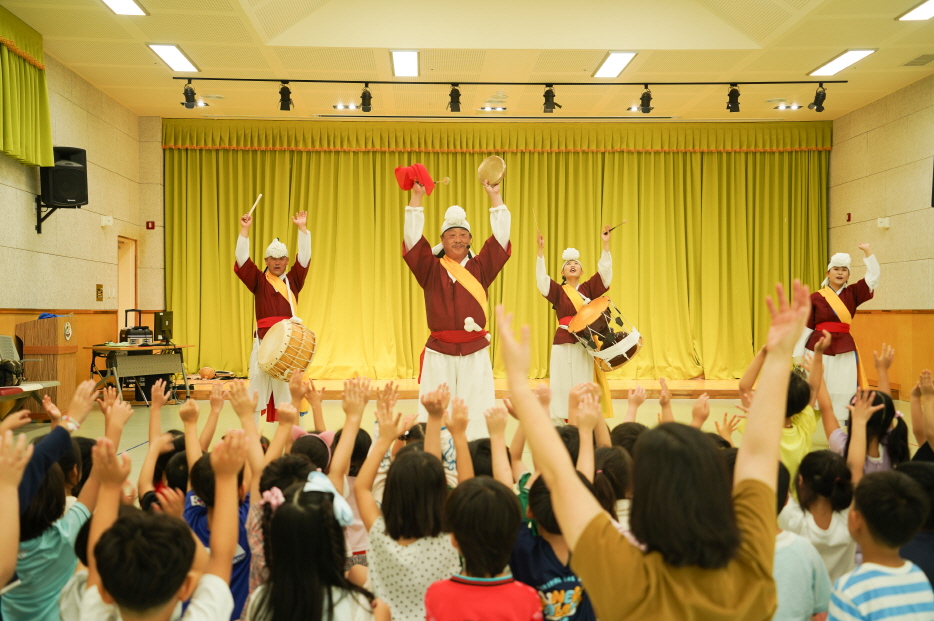 전주아름유치원에서 열린 유치원 공연 ‘풍물마당놀이 해피’ 중 출연자들이 아이들과 민요 떼창을 하자 아이들이 손을 들고 환호하는 모습