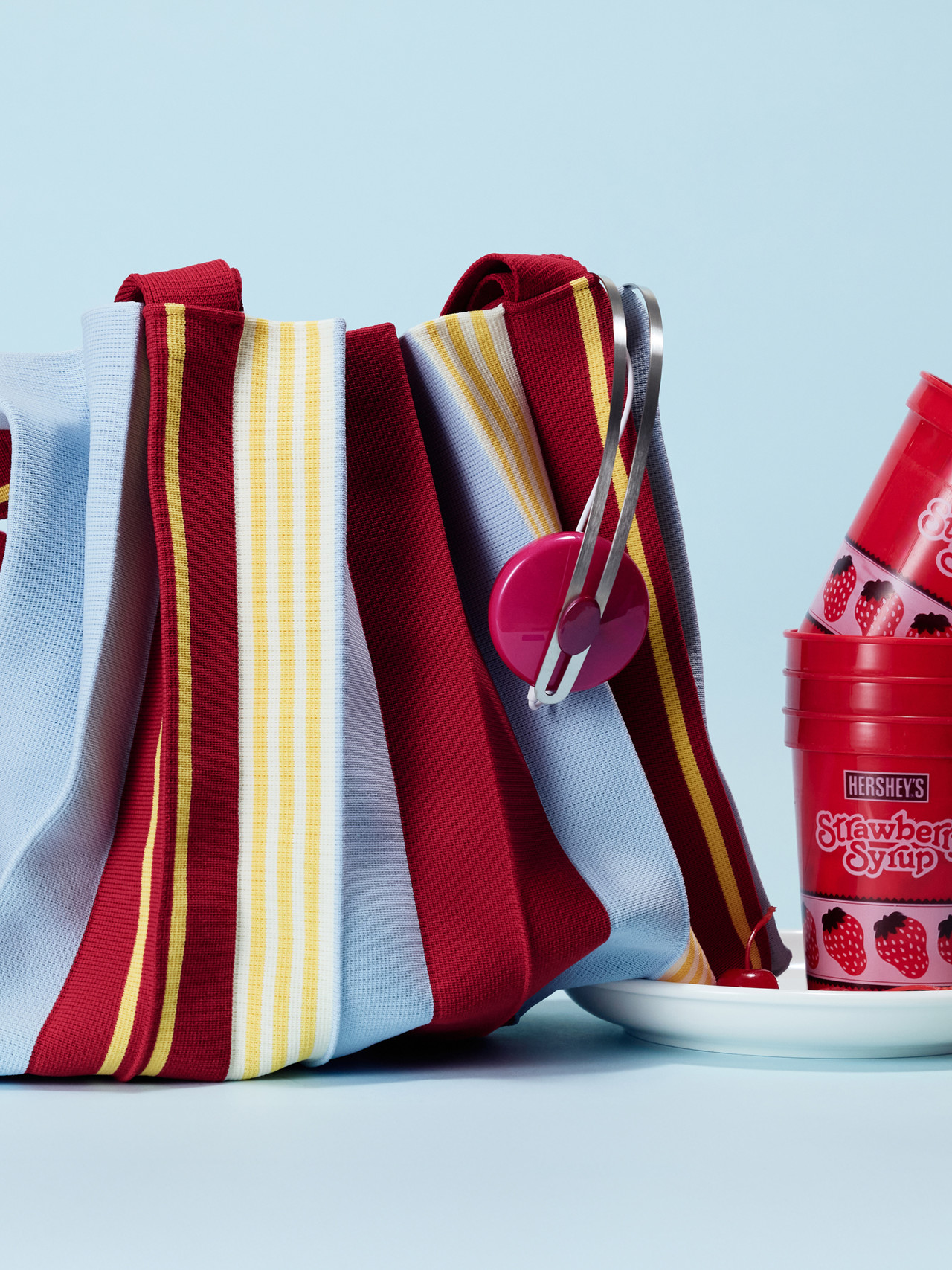 <p style="text-align: center; font-size:40px; font-weight:800; line-height:1.2em; color:#921420;">New 2Way Bag<br>&middot; Poppy Red 	&middot;</p><p style="text-align:center; border-radius:100px; padding:20px; background:#fff; color:#921420; width:160px; margin:0 auto; margin-top:10px;">GO</p>