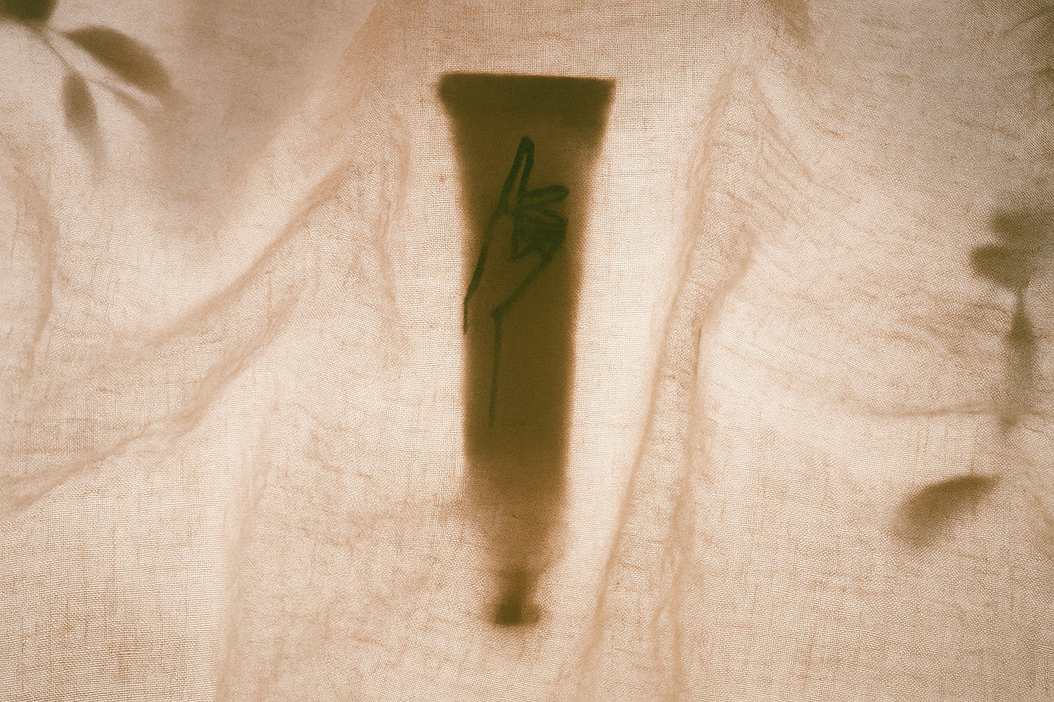 가을의 한 켠에 놓인 샌달우드 디퓨저.