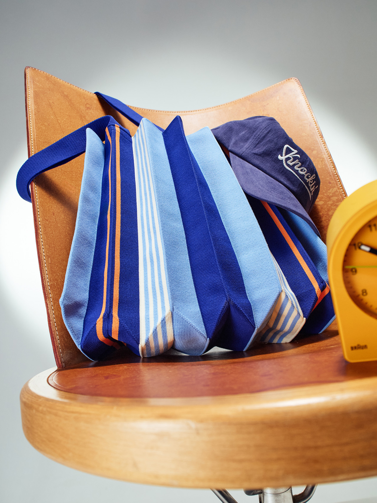 <p style="text-align: center; font-size:40px; font-weight:800; line-height:1.2em; color:#111f88;">New 2Way Bag<br>· Oxford Blue ·<br><span style="font-size:20px; font-weight:400;">뉴투웨이백 옥스포드블루</span></p><p style="text-align:center; border-radius:100px; padding:20px; background:#fff; color:#111f88; width:160px; margin:0 auto;">바로가기</p>