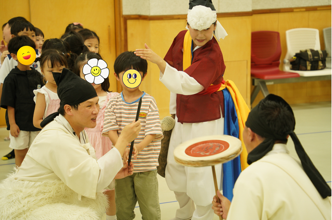 전주아름유치원에서 열린 유치원 공연 ‘풍물마당놀이 해피’ 중 아이들이 줄을 서서 버나놀이 접시돌리기 체험을 해보는 모습