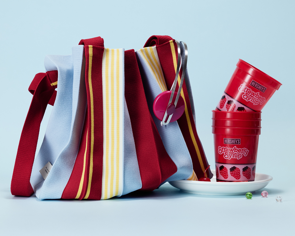 <p style="text-align: center; font-size:20px; font-weight:800; line-height:1.2em; color:#921420;">New 2Way Bag<br>· Poppy Red 	·<br><span style="font-size:18px; font-weight:400;">뉴투웨이백 포피레드</span></p><p style="text-align:center; border-radius:100px; padding:15px; background:#fff; color:#921420; width:100px; margin:0px auto; margin-top:10px;">바로가기</p>