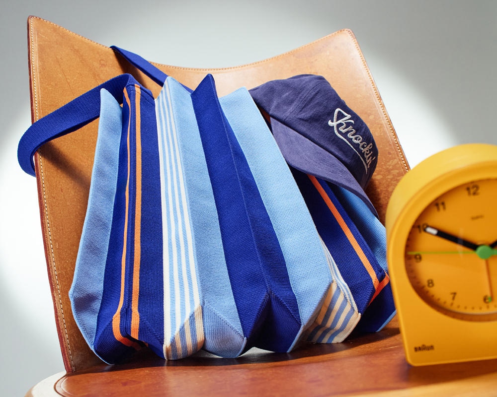 <p style="text-align: center; font-size:20px; font-weight:800; line-height:1.2em; color:#111f88;">New 2Way Bag<br>· Oxford Blue ·<br><span style="font-size:18px; font-weight:400;">뉴투웨이백 옥스포드블루</span></p><p style="text-align:center; border-radius:100px; padding:15px; background:#fff; color:#111f88; width:100px; margin:0 auto; margin-top:10px;">바로가기</p>