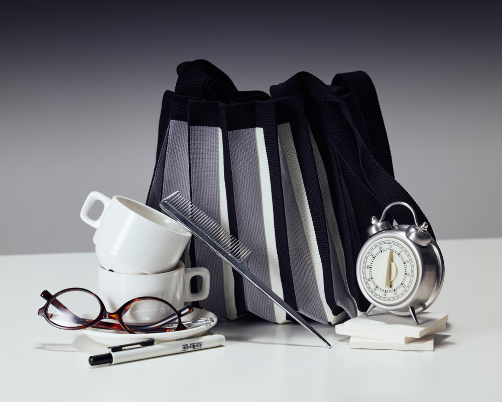 <p style="text-align: center; font-size:20px; font-weight:800; line-height:1.2em; color:#000000;">New Mini 2Way Bag<br>&middot; Classic Black &middot;<br><span style="font-size:16px; font-weight:400;">ニューミニ2WAY クラシックブラック</span></p><p style="text-align:center; border-radius:100px; padding:15px; background:#fff; color:#000000; width:100px; margin:0 auto; margin-top:10px;">行く</p>