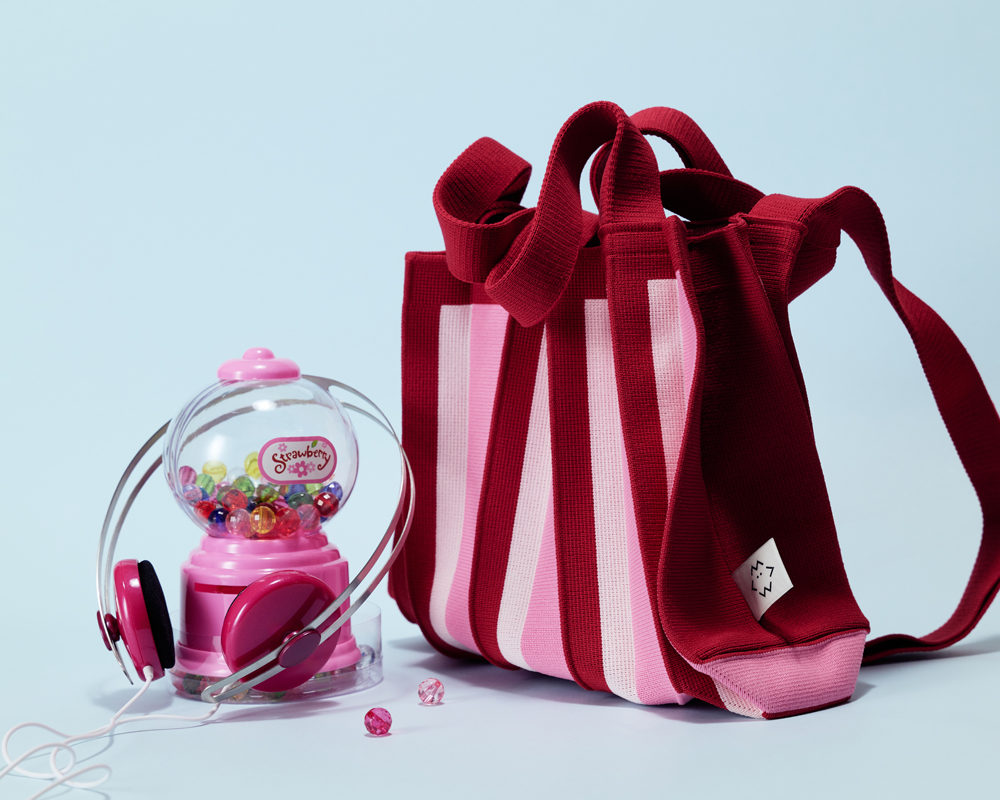 <p style="text-align: center; font-size:20px; font-weight:800; line-height:1.2em; color:#921420;">New Mini 2Way Bag<br>&middot; Berry Red 	&middot;<br><span style="font-size:16px; font-weight:400;">ニューミニ2WAY ベリーレッド</span></p><p style="text-align:center; border-radius:100px; padding:15px; background:#fff; color:#921420; width:100px; margin:0 auto; margin-top:10px;">行く</p>