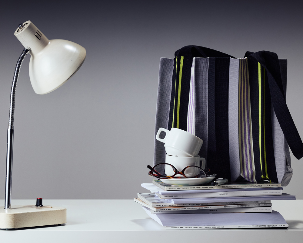 <p style="text-align: center; font-size:20px; font-weight:800; line-height:1.2em; color:#000000;">New 2Way Bag<br>&middot; Classic Black &middot;<br></p><p style="text-align:center; border-radius:100px; padding:15px; background:#fff; color:#000000; width:100px; margin:0 auto; margin-top:10px;">GO</p>