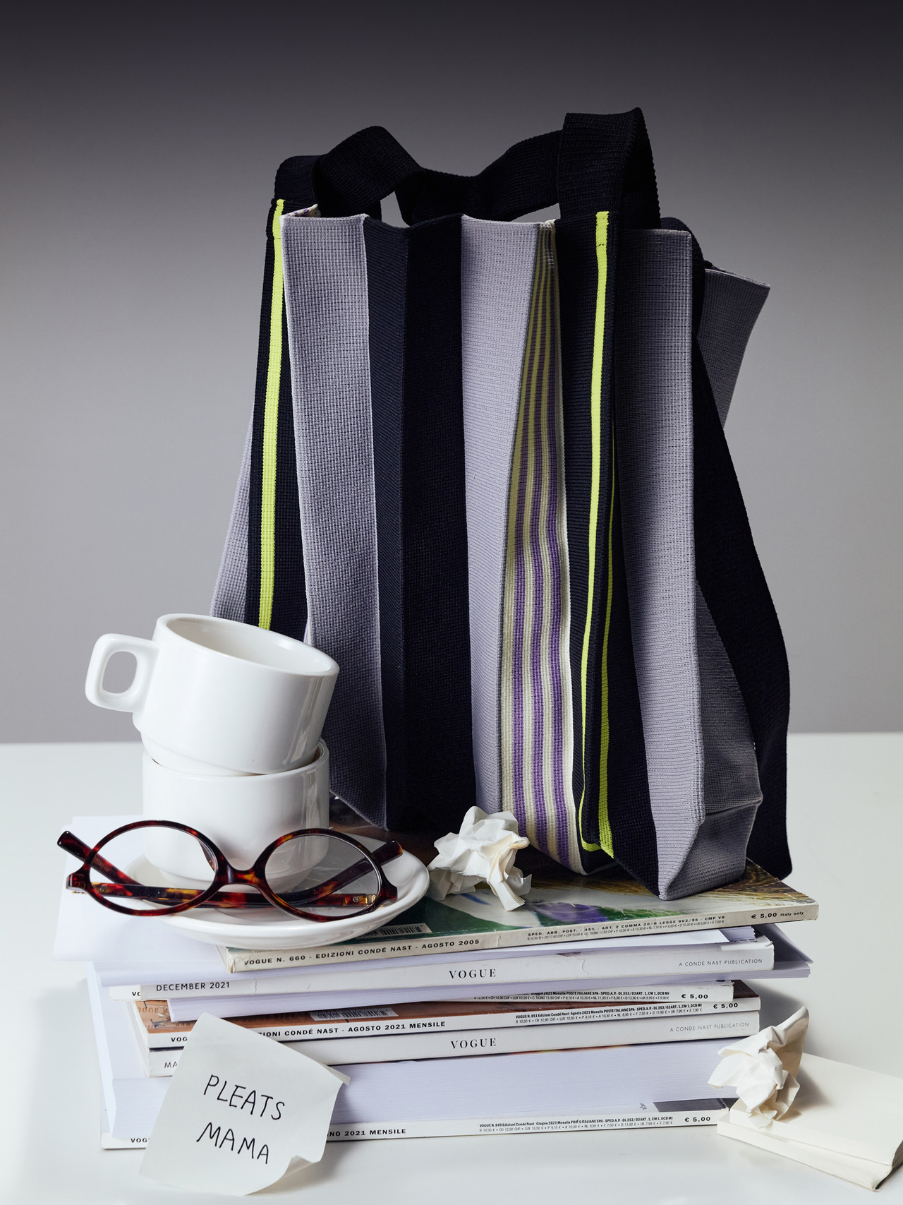 <p style="text-align: center; font-size:40px; font-weight:800; line-height:1.2em; color:#000000;">New 2Way Bag<br>&middot; Classic Black &middot;<br><span style="font-size:20px; font-weight:400;">ニュー2WAY クラシックブラック</span></p><p style="text-align:center; border-radius:100px; padding:20px; background:#fff; color:#000000; width:160px; margin:0 auto;">行く</p>