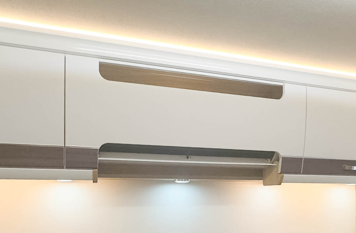 고정침실엔 LG 듀얼에어컨의 설치로 침실공간 전용의 실내기로 냉난방이 가능하여 최적의 캠핑환경을 유지합니다.