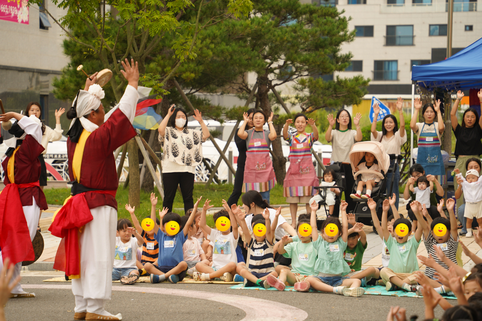 서산예천새뜰유치원 공연에서 풍물패와 함께 아이들과 교사들이 두 손을 들고 노동요 떼창에  즐겁게 참여하는 모습, 전통 공연 풍물마당놀이 해피
