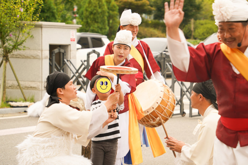 서산예천새뜰유치원 공연에서 어린이가 연희단과 함께 버나  접시돌리기 체험을 하며 즐거워하는 모습, 전통 공연 풍물마당놀이 해피