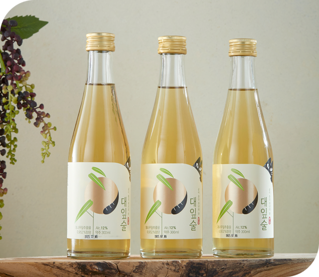 <p style="font-size:1.6rem;margin-top:24px"><strong style="font-size:1.6rem; font-weight:800;">대잎술3개입</strong><br>(유리병 세트) 12도/300㎖×3/약주</p>