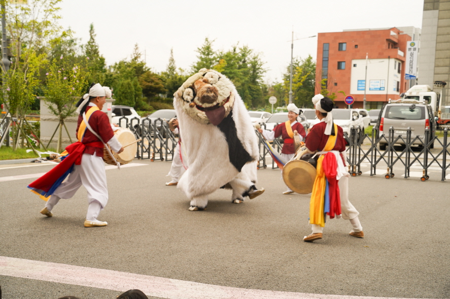 서산예천새뜰유치원 공연에서 풍물패가 연주하며 강아지 탈을 쓴 해피가 사자탈춤을 추는 모습, 전통 공연 풍물마당놀이 해피