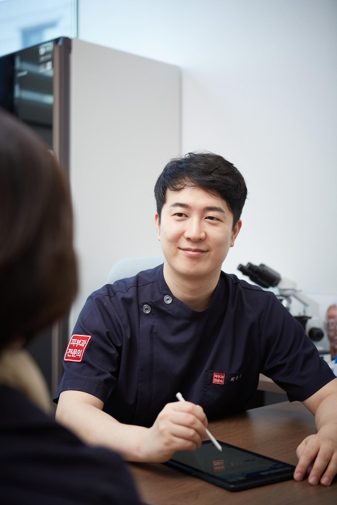 디앤써 피부과를 설명하는 친절한 상담 케어 서비스