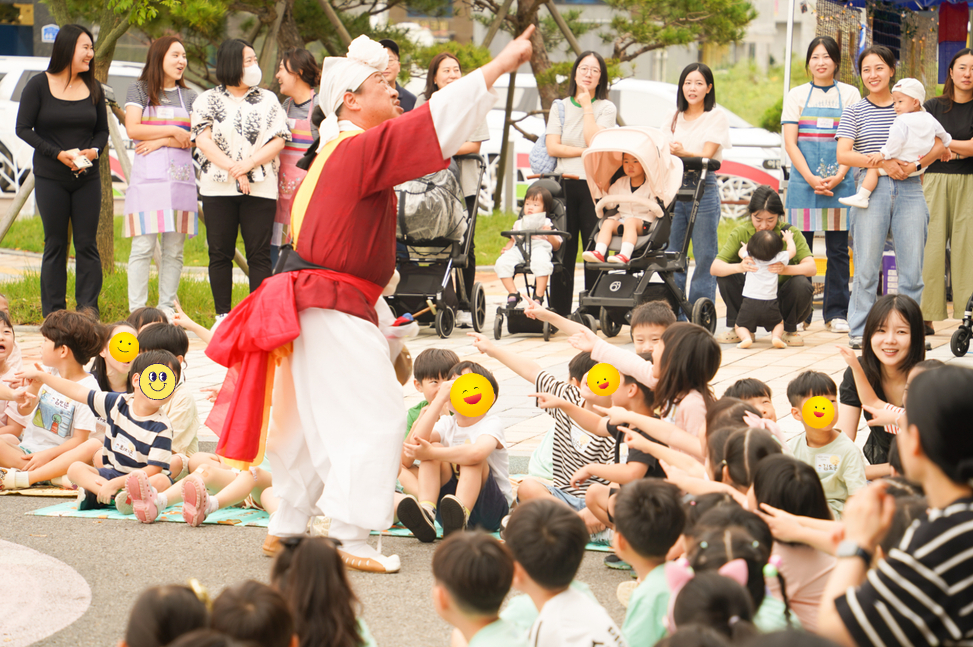서산예천새뜰유치원 공연에서 풍물패 연주자가 아이들과 유쾌하게 소통하며 전통 공연을 펼치는 모습, 전통 공연 풍물마당놀이 해피