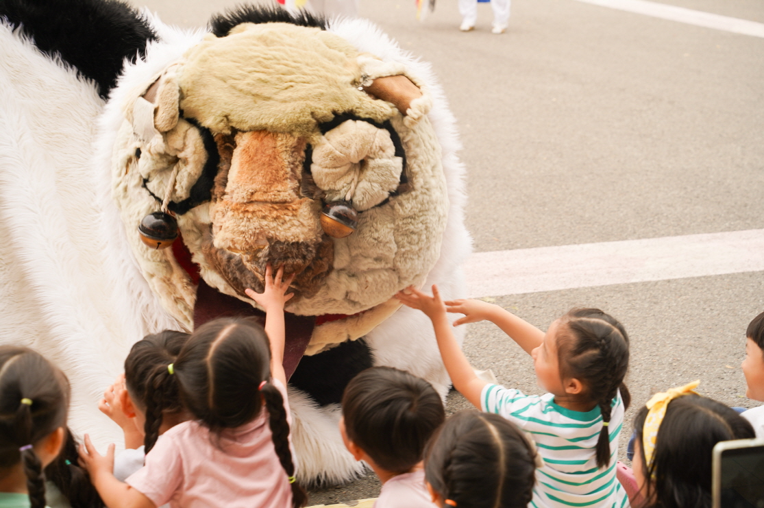서산예천새뜰유치원 공연에서 아이들이 커다란 강아지 탈을 쓴 캐릭터 해피와 교감하는 모습, 풍물마당놀이 해피