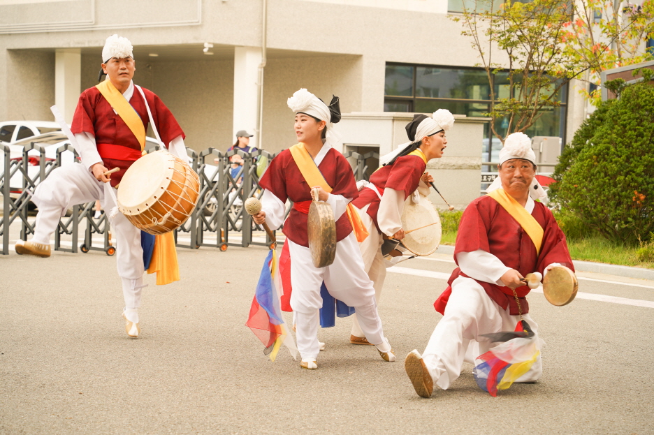서산예천새뜰유치원 공연 풍물마당놀이 해피 에서 공연단이 과장된 표정과 몸짓으로 코믹하게 진풀이를 하는 모습