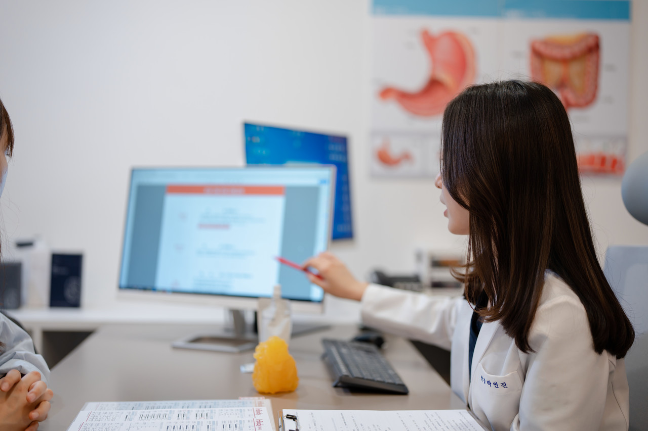 비타민 한의원 웨딩다이어트 설명하는 장면