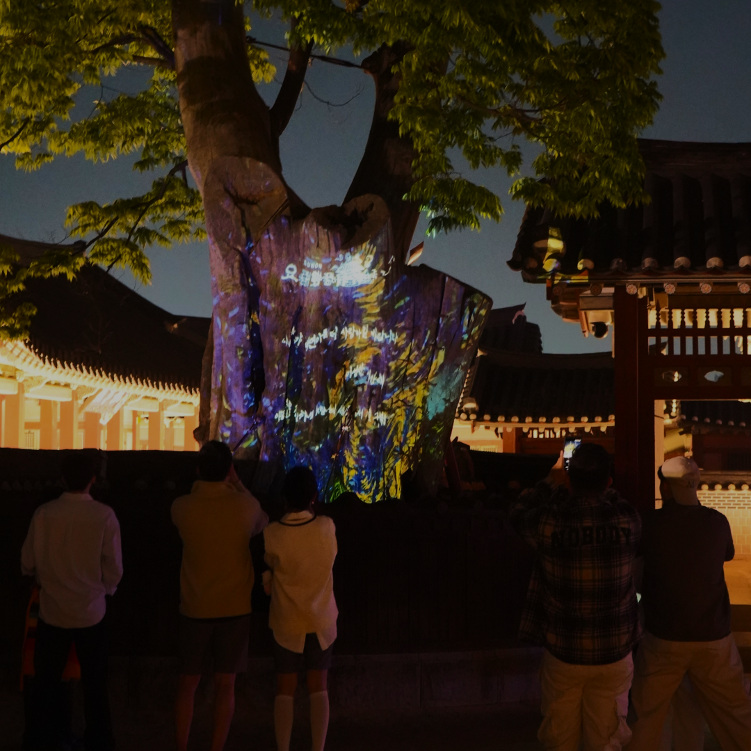 <p style="line-height: 1.1; text-align: center; position: relative; top: 60px;">   <strong style="font-weight: 900;">     <span style="font-size: 14px; letter-spacing: 0px;">소원, 빛으로 흐르다.</span>   </strong>   <span style="letter-spacing: 0;"><br></span>   <span style="font-size: 10px; letter-spacing: 0px;">인터랙티브 메시지 월</span> </p>