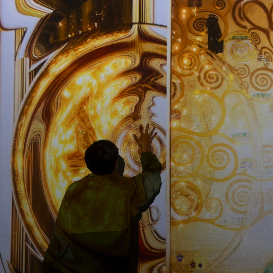 <p style="line-height: 1.1; text-align: center; position: relative; top: 60px;">   <strong style="font-weight: 900;">     <span style="font-size: 14px; letter-spacing: 0px;">미디어 디스트릭</span>   </strong>   <span style="letter-spacing: 0;"><br></span>   <span style="font-size: 10px; letter-spacing: 0px;">클림트전 인터랙티브 미디어 월</span> </p>